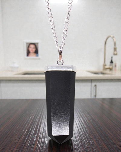 Obsidian Ray – Płaski Wisior z Czarnego Agatu w Szlifie Kryształu