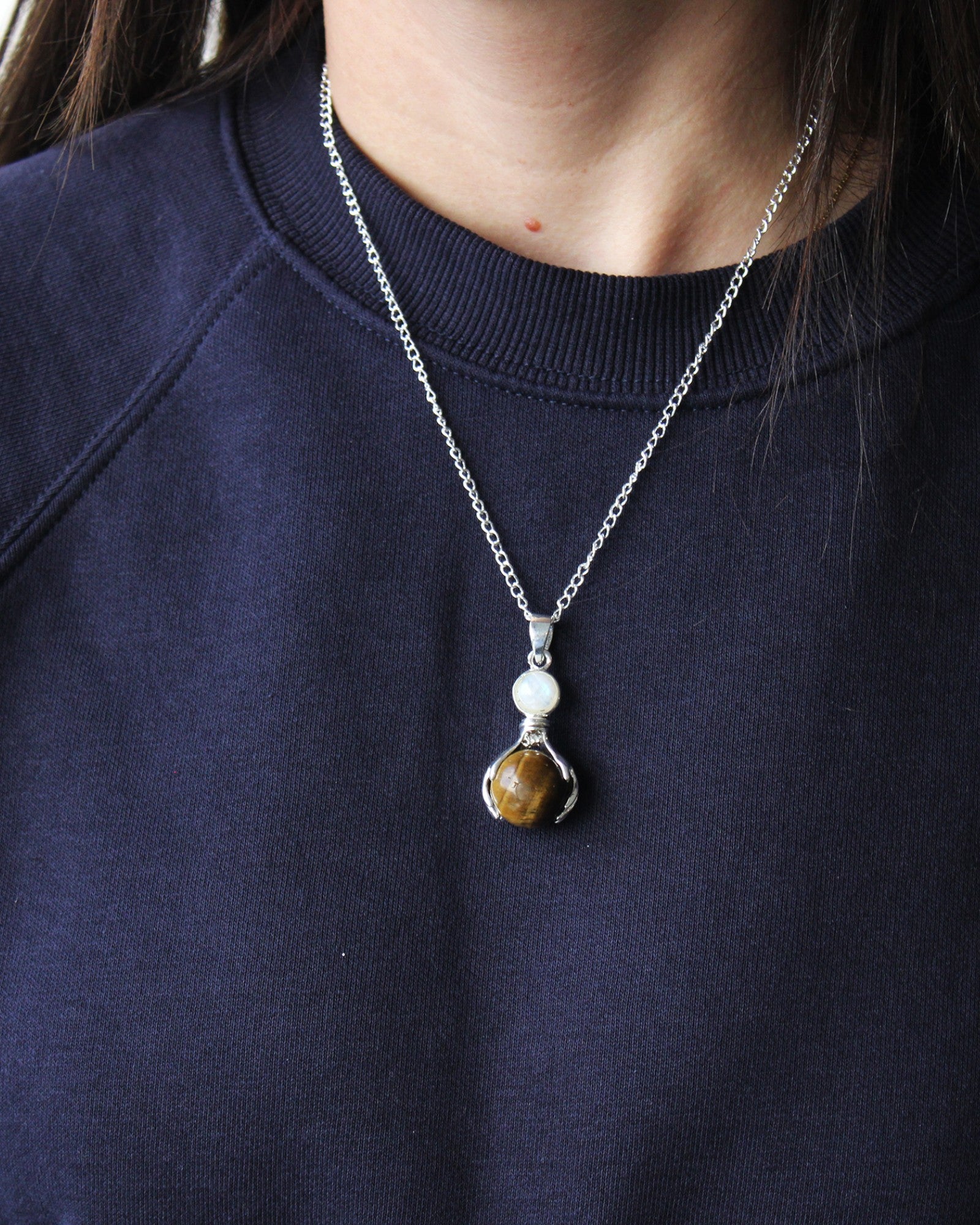 Amethyst Hands – Wisior Uzdrawiających Dłoni z Ametystu