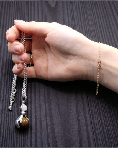 Krištáľové ruky – prívesok uzdravujúcich dlaní z tigrieho oka