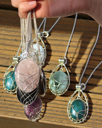 Spiralna Delikatność – Naszyjnik z Kwarcem Różowym