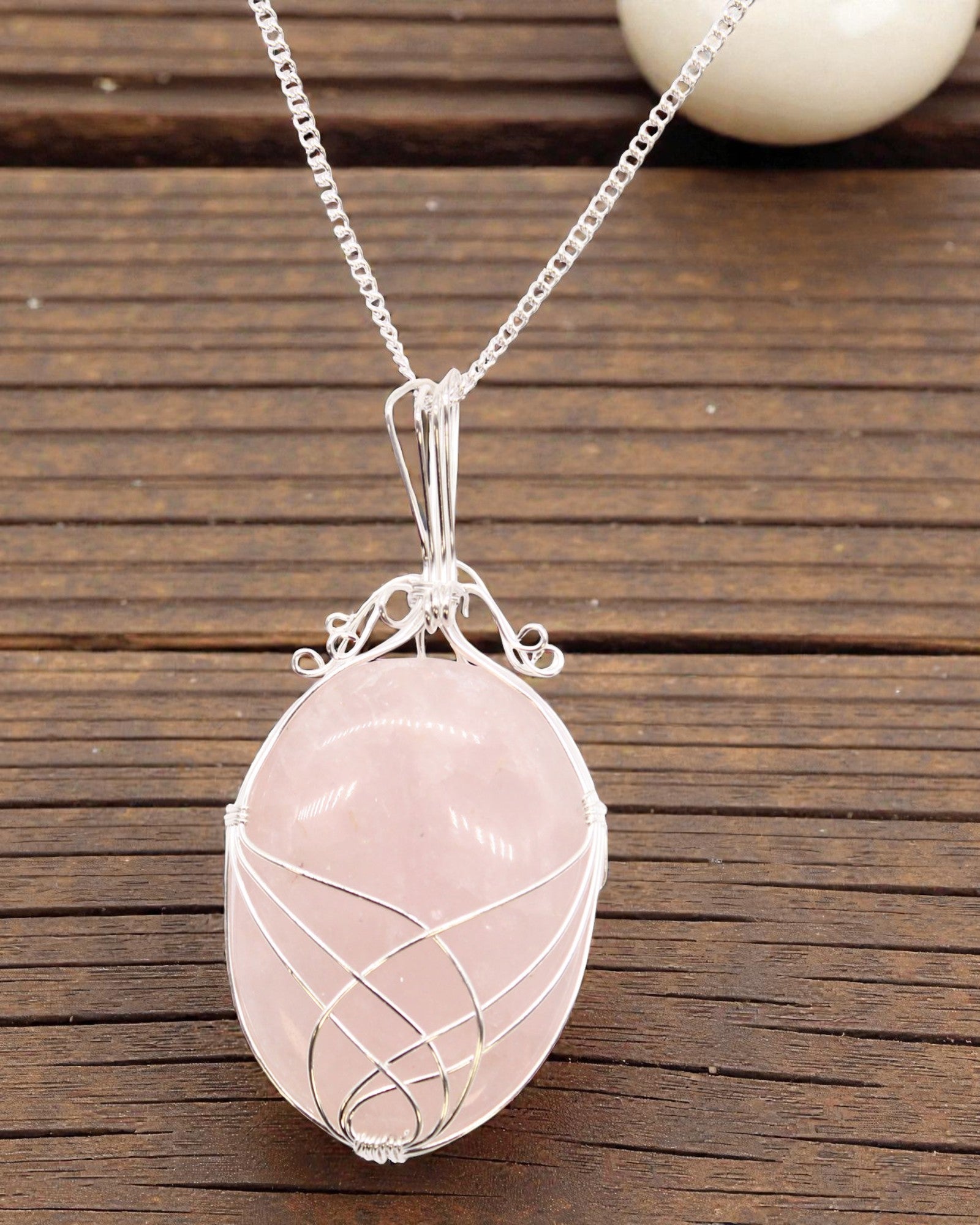 Náhrdelník s otočeným obalom z drahokamu – ruženín