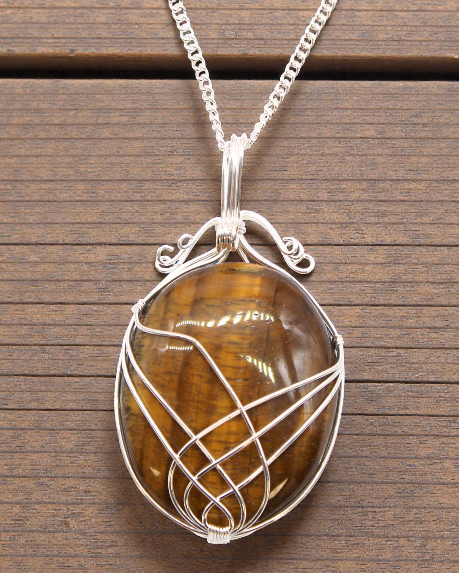 Špirálovo ovíjaný náhrdelník s polodrahokamom – tigrie oko