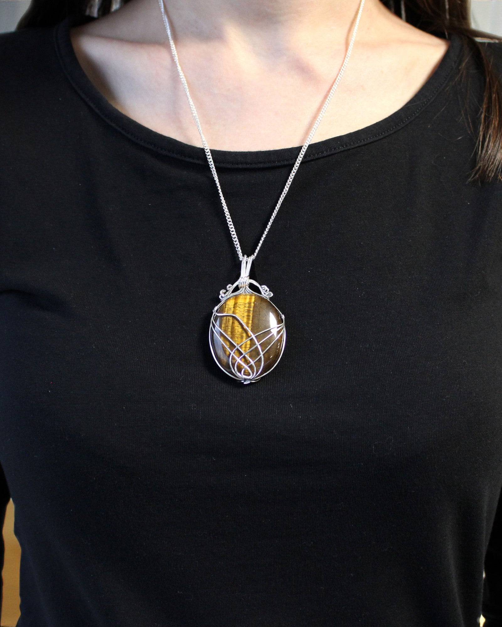 Špirálovo ovíjaný náhrdelník s polodrahokamom – tigrie oko