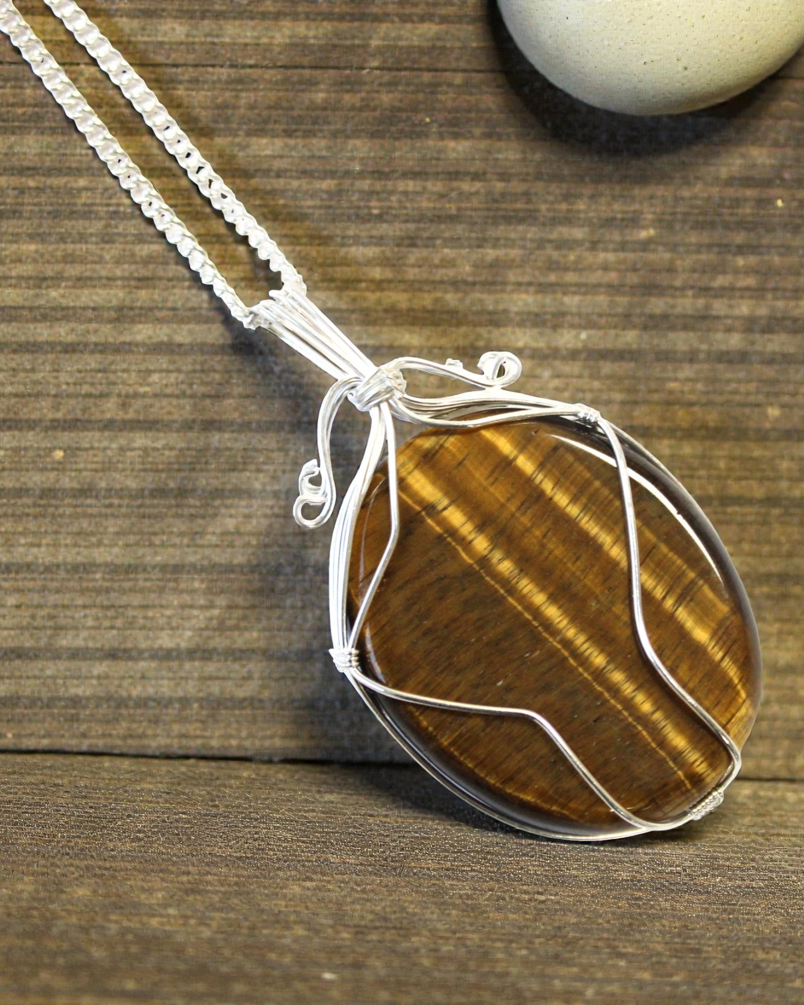 Špirálovo ovíjaný náhrdelník s polodrahokamom – tigrie oko