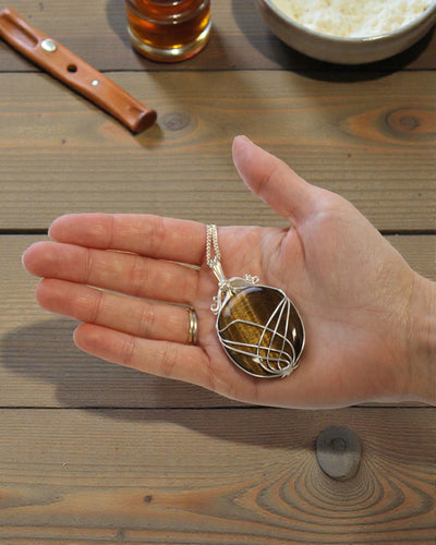 Špirálovo ovíjaný náhrdelník s polodrahokamom – tigrie oko