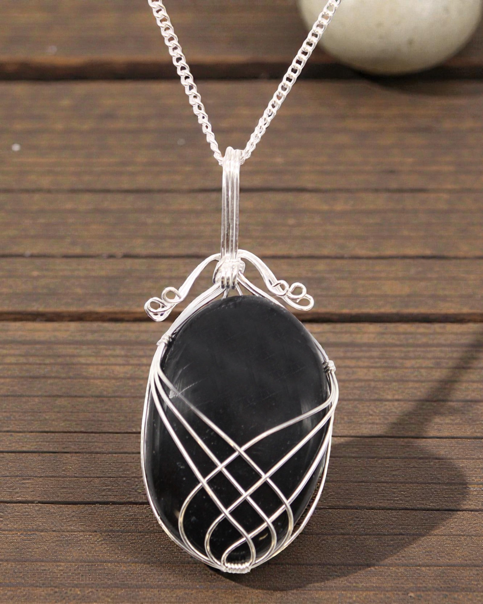 Náhrdelník s obtáčaným drahokamom – čierny ónyx