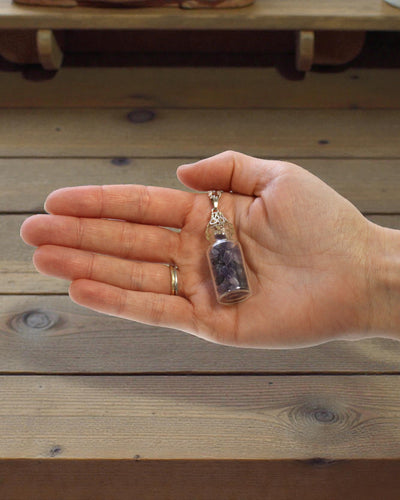 Náhrdelník s drahokamami vo fľaštičke – ametyst