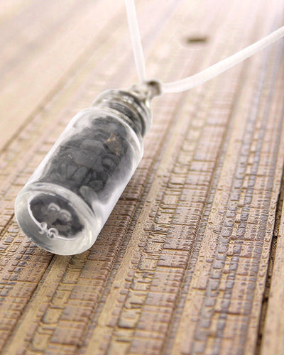 Fľaškový talizman sily – náhrdelník s čiernym ónyxom