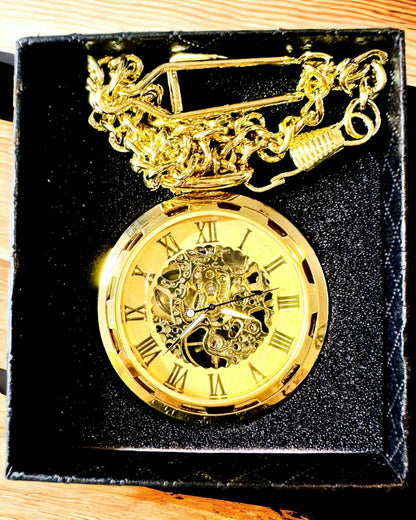 Retro Vreckové Hodinky – Mechanický Luxus v Štýle Vintage, zlatá farba, personalizácia gravírovaním