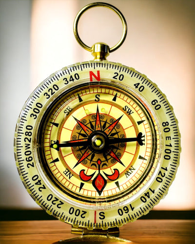 Vodotesný Mosadzný Kompas so Svietiacim Efektom - Nevyhnutnosť na Turistiku a Kemping, personalizácia gravírovaním