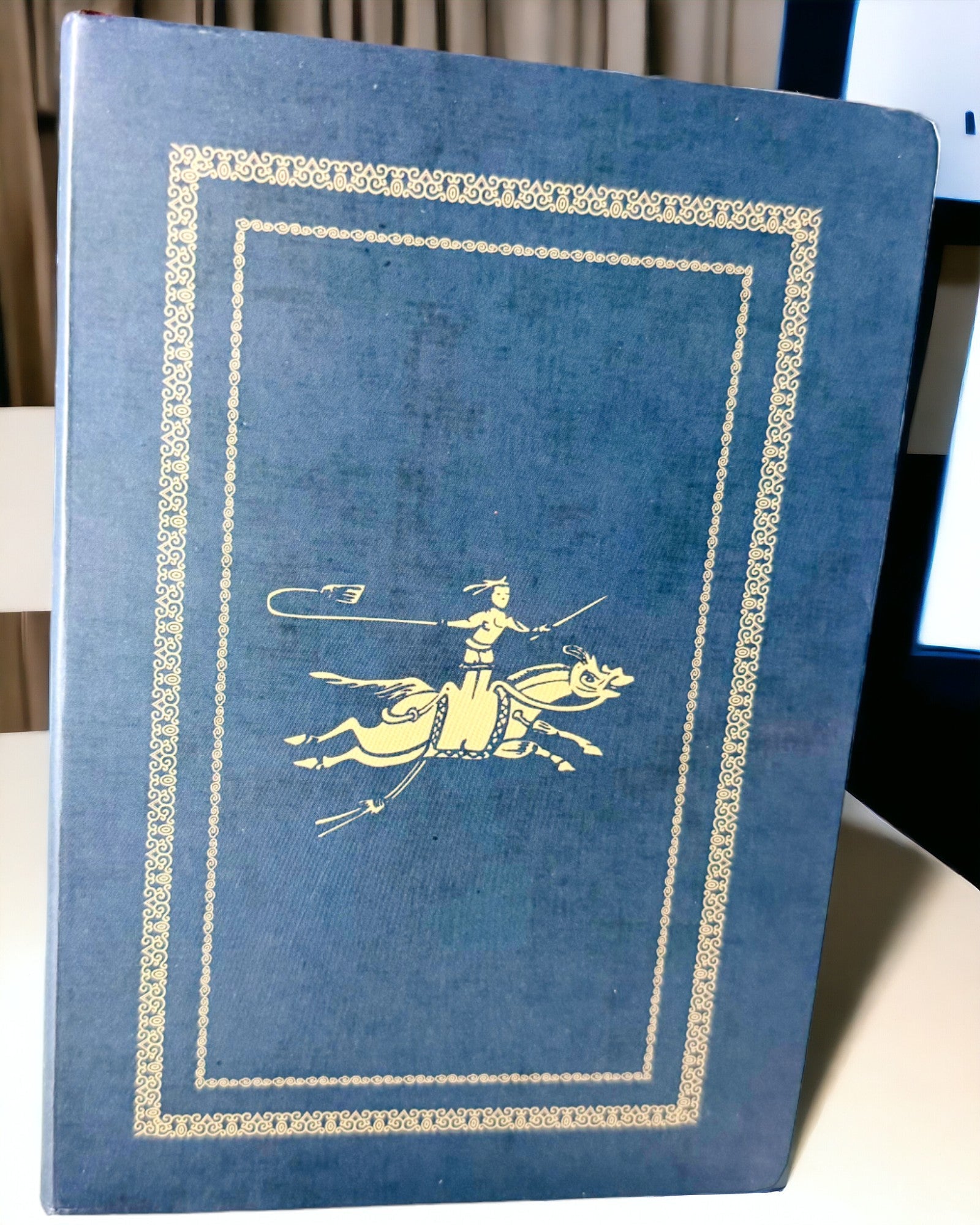 Klasický zápisník v tvrdej väzbe s motívom vlneného svetra - Modrý. Možnosť gravírovania