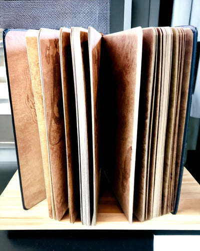 Klasický zápisník v tvrdej väzbe s motívom vlneného svetra - Modrý. Možnosť gravírovania