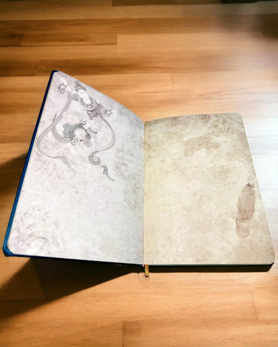 Klasický zápisník v tvrdej väzbe s motívom vlneného svetra - Modrý. Možnosť gravírovania