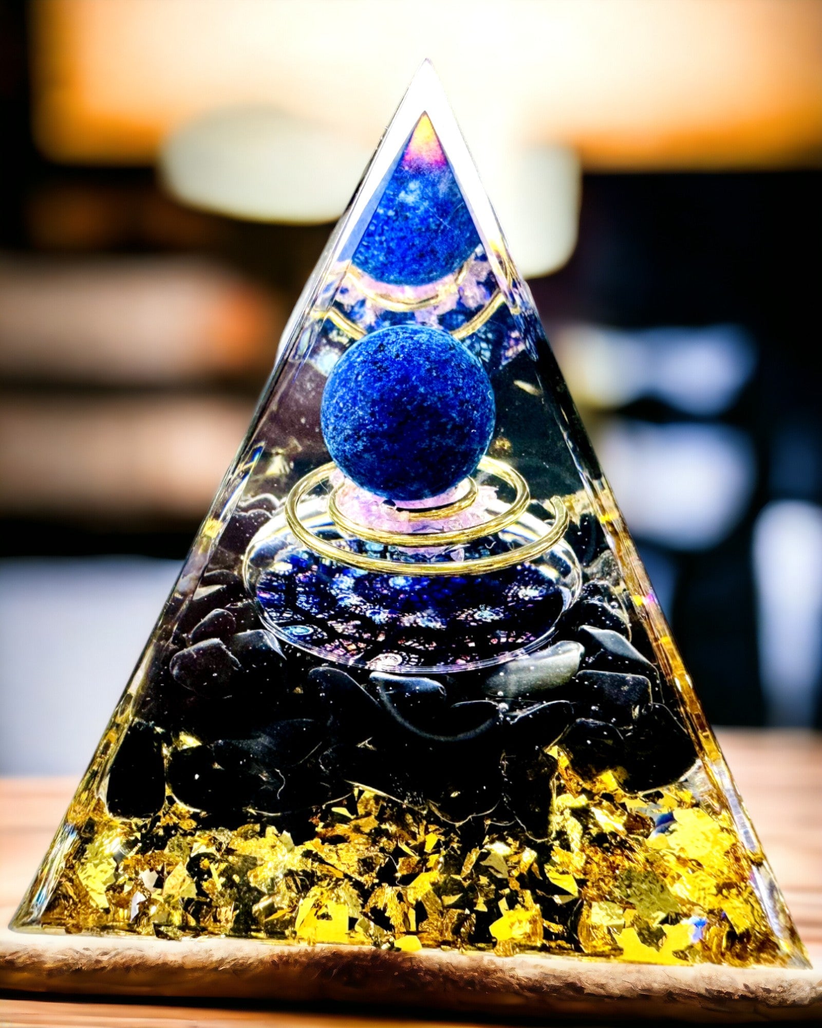 Orgonitová Pyramídka Energetická s Kryštálmi na Meditáciu – Vyžaruje Pozitívnu Energiu a Bohatstvo