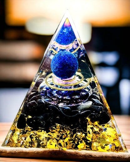 Orgonitová Pyramídka Energetická s Kryštálmi na Meditáciu – Vyžaruje Pozitívnu Energiu a Bohatstvo