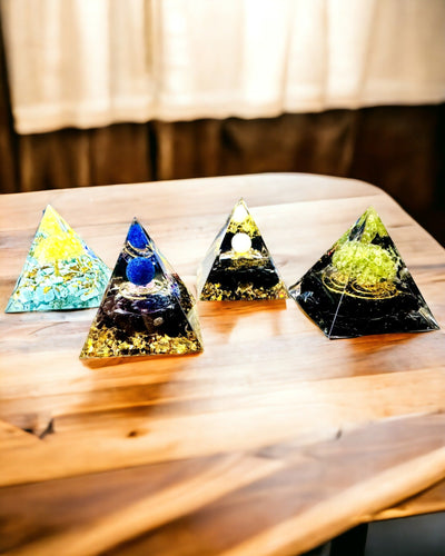 Orgonitová Pyramídka Energetická s Kryštálmi na Meditáciu – Vyžaruje Pozitívnu Energiu a Bohatstvo