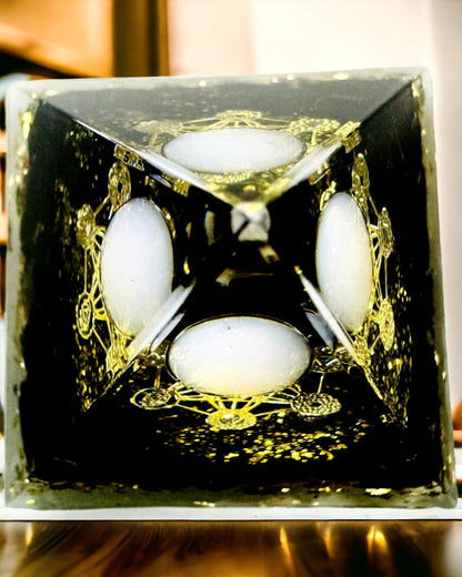 Orgonitová pyramídka s obsidiánom – generátor energie čakra, meditačný nástroj Reiki s prírodným kameňom