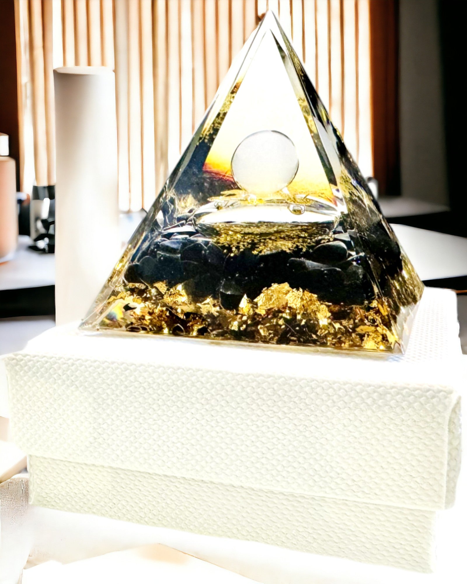 Orgonitová pyramídka s obsidiánom – generátor energie čakra, meditačný nástroj Reiki s prírodným kameňom