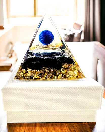 Orgonitová Pyramídka Energetická s Kryštálmi na Meditáciu – Vyžaruje Pozitívnu Energiu a Bohatstvo