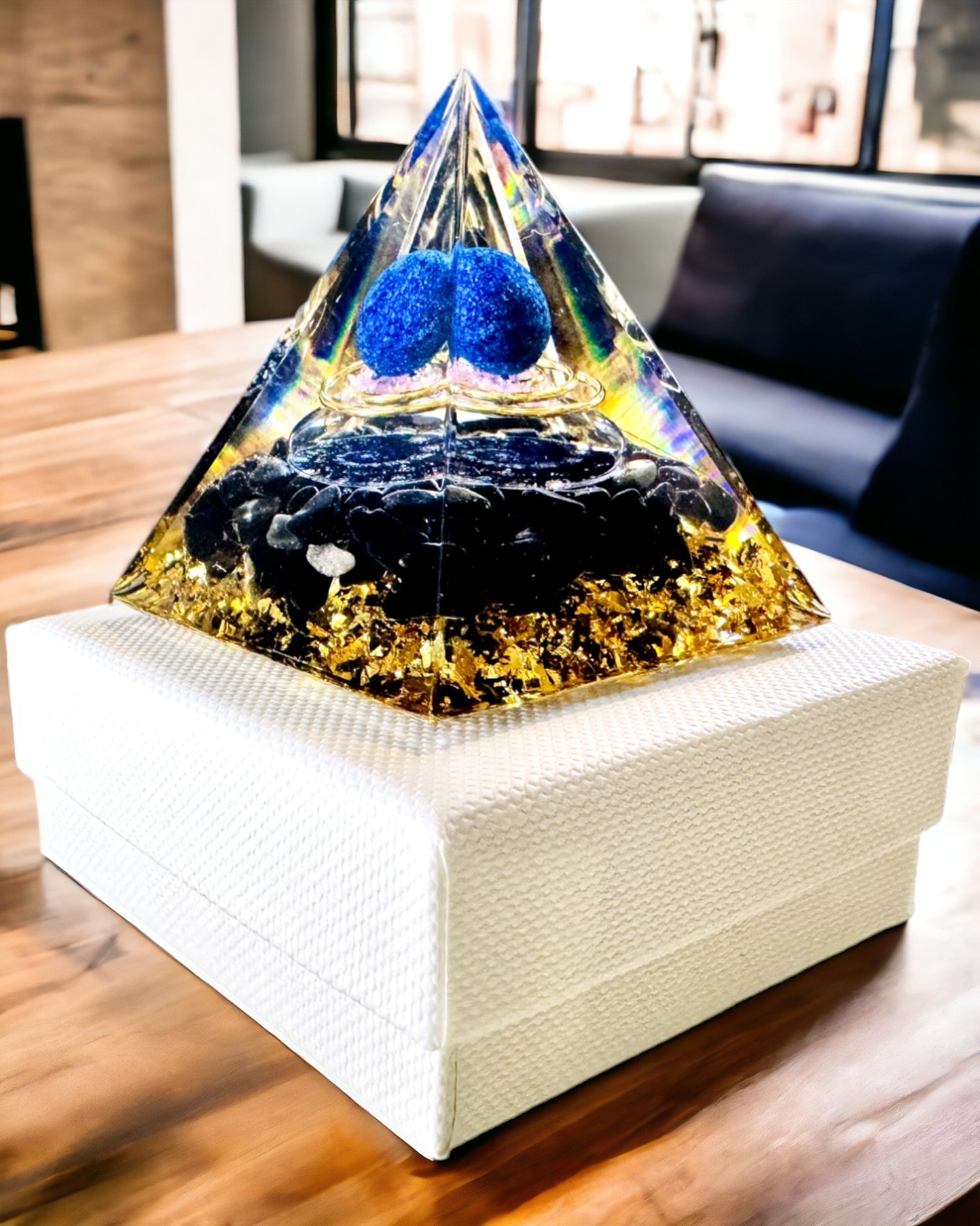 Orgonitová Pyramídka Energetická s Kryštálmi na Meditáciu – Vyžaruje Pozitívnu Energiu a Bohatstvo