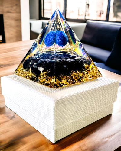 Orgonitová Pyramídka Energetická s Kryštálmi na Meditáciu – Vyžaruje Pozitívnu Energiu a Bohatstvo