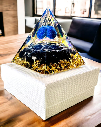 Orgonitová Pyramídka Energetická s Kryštálmi na Meditáciu – Vyžaruje Pozitívnu Energiu a Bohatstvo