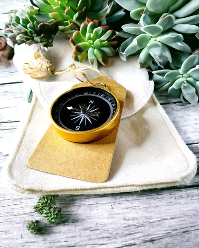 Kompaktný navigačný kompas s kovovým povrchom – Nevyhnutnosť každého cestovateľa, s gravírovaním