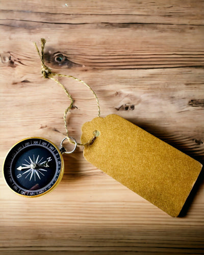 Kompaktný navigačný kompas s kovovým povrchom – Nevyhnutnosť každého cestovateľa, s gravírovaním