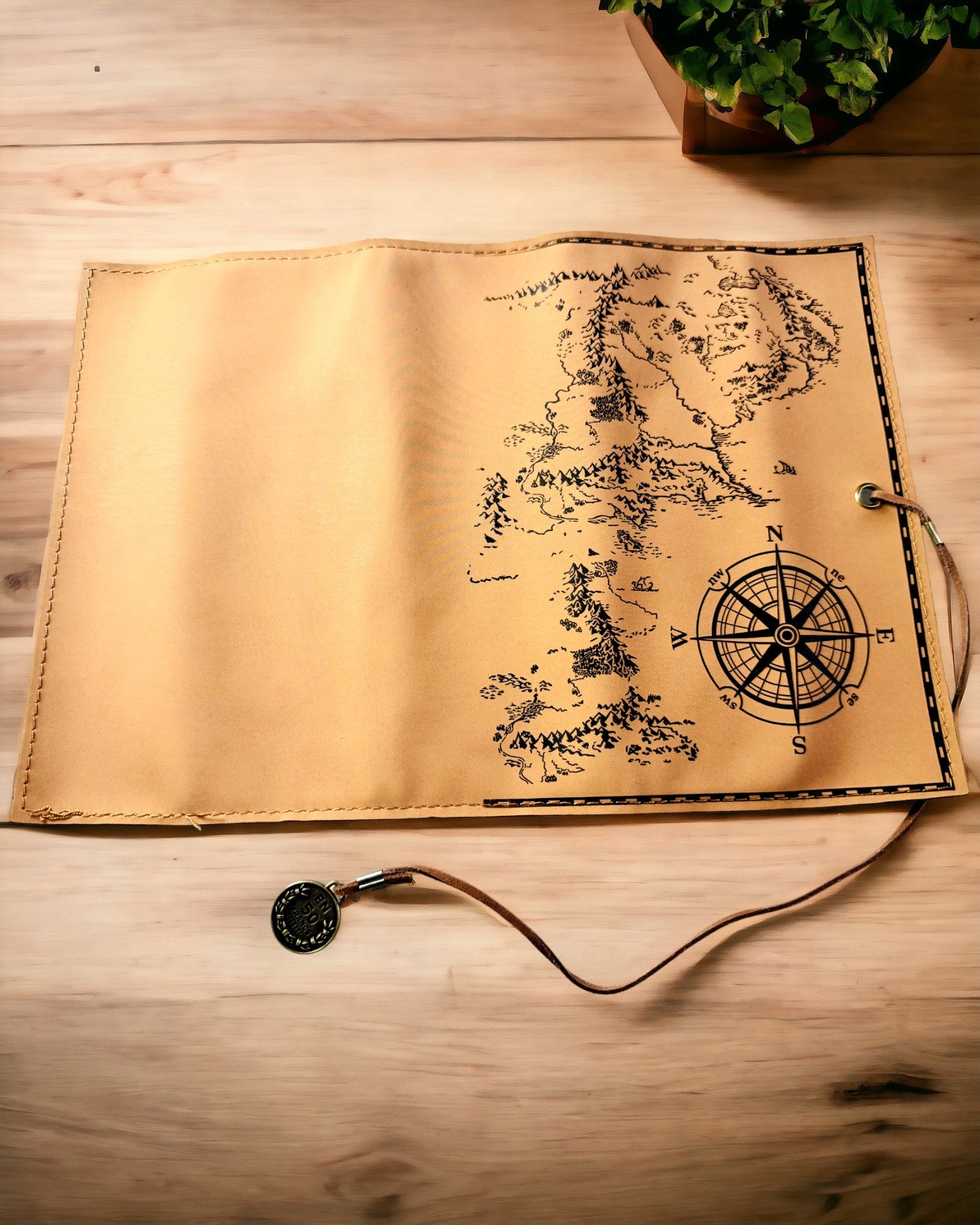 Retro svetlo hnedý - matný, kožený peračník v štýle cestovateľa s mapou sveta – praktický a priestranný. Personalizácia gravírovaním.