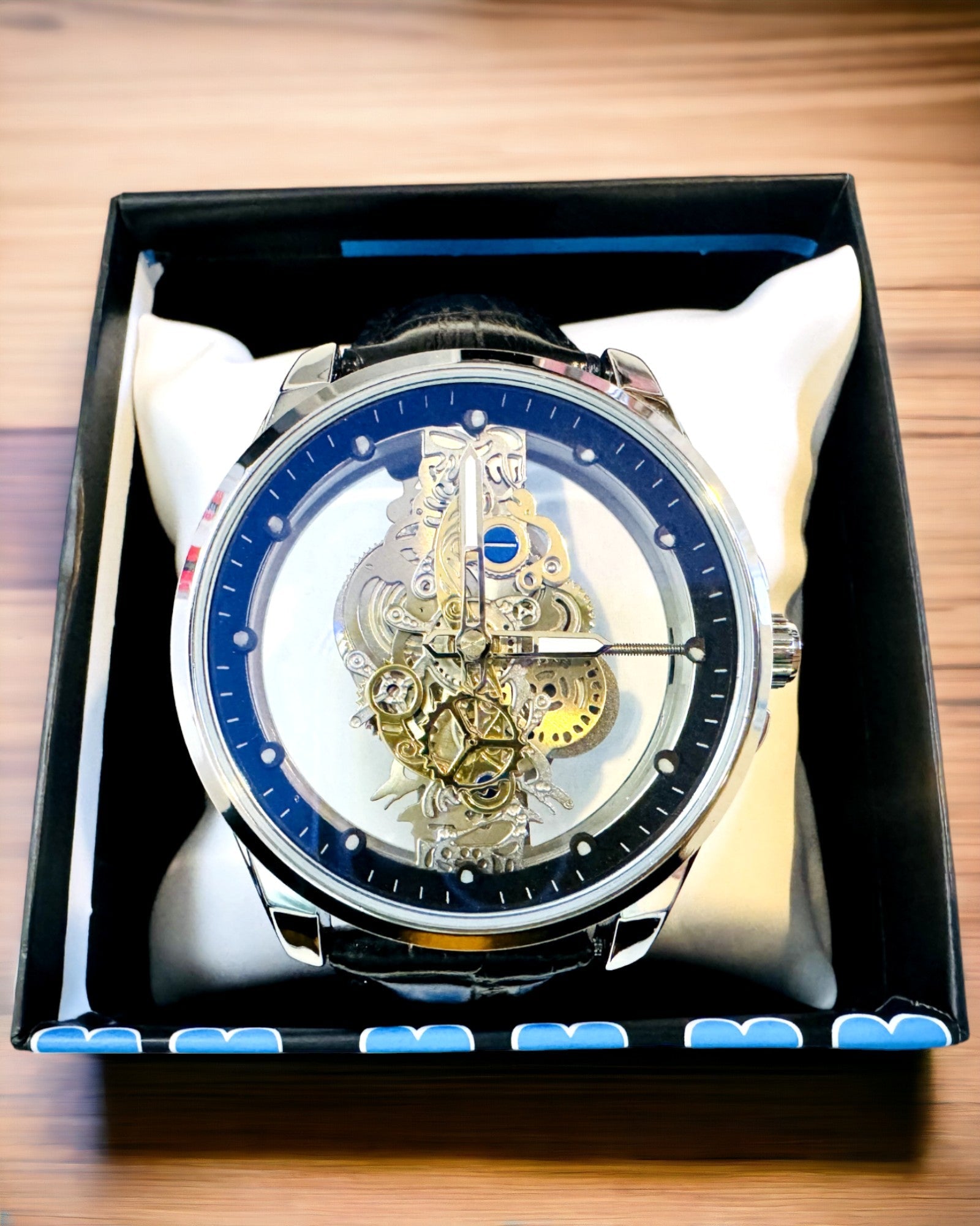 Pánske Kvarcové Hodinky s Transparentným Ciferníkom - Klasická Elegancia v Modernom Vydaní čierny remienok. Personalizácia gravírovaním