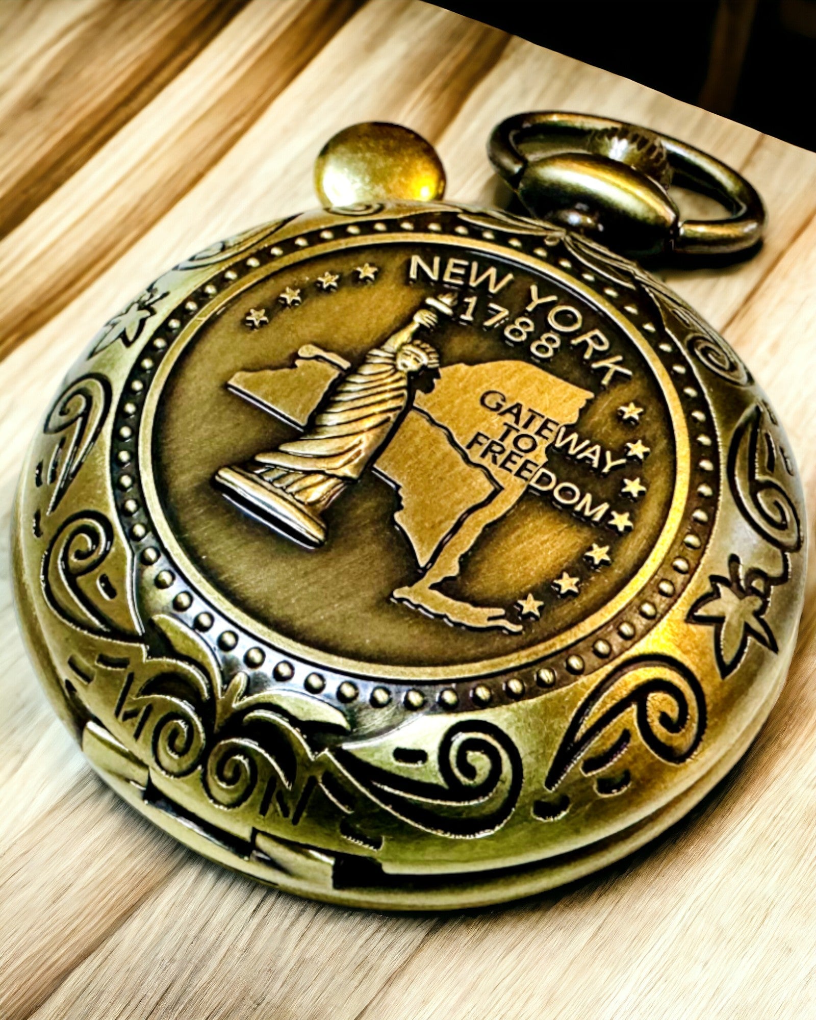 Vreckový Kompas Retro s Motívom New Yorku – Multifunkčný, Elegantný Kompas s Obrazom Sochy Slobody