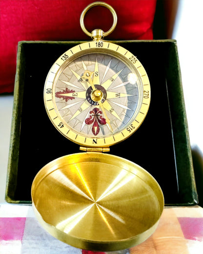 Retro štýlový navigačný kompas – Prenosný a presný nástroj na určovanie smeru pre cestovateľov a objaviteľov. Gravírovanie, personalizácia.