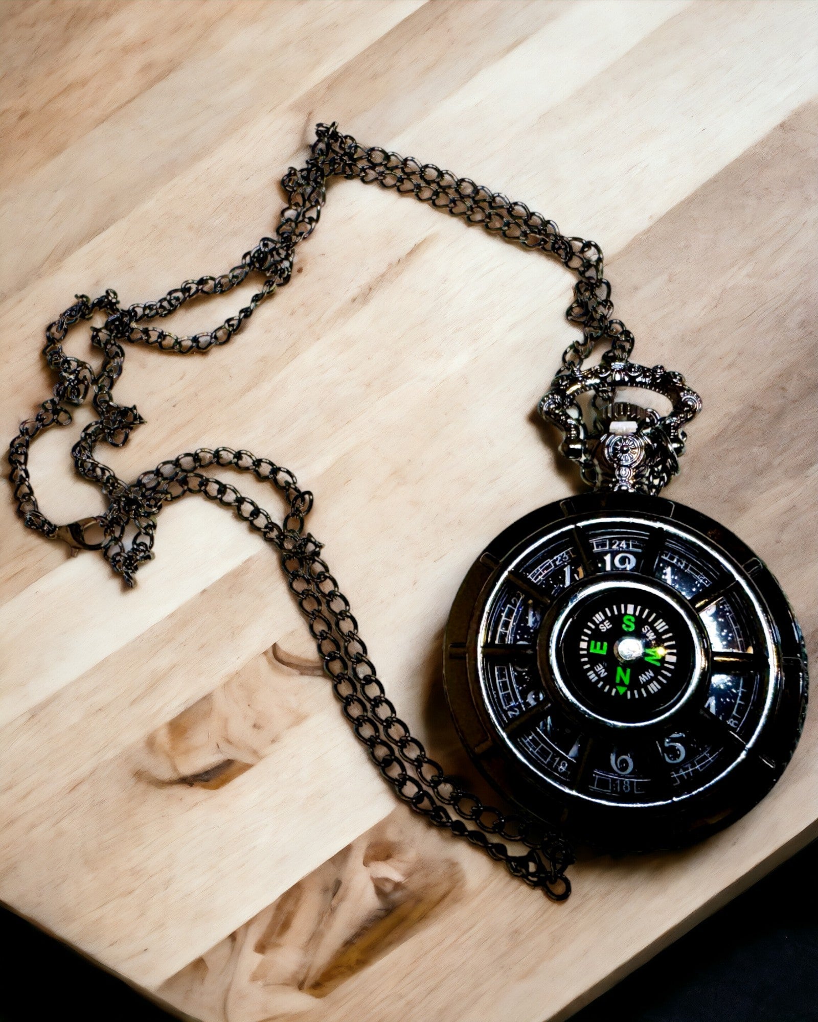 Vreckové hodinky s kompasom – elegantný prívesok v retro štýle s vyrezávaným skeletom a čiernym ciferníkom, personalizácia gravírovaním