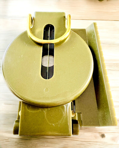 Vodotesný kompas navigačný s vysokou presnosťou v armádnej zelenej farbe – Spoľahlivý pri orientácii, možnosť gravírovania