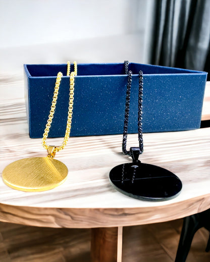 Prívesok "Urban Elegance" – Okrúhla Medaila z Nehrdzavejúcej Ocele v Dvoch Farbách s Možnosťou Personalizácie