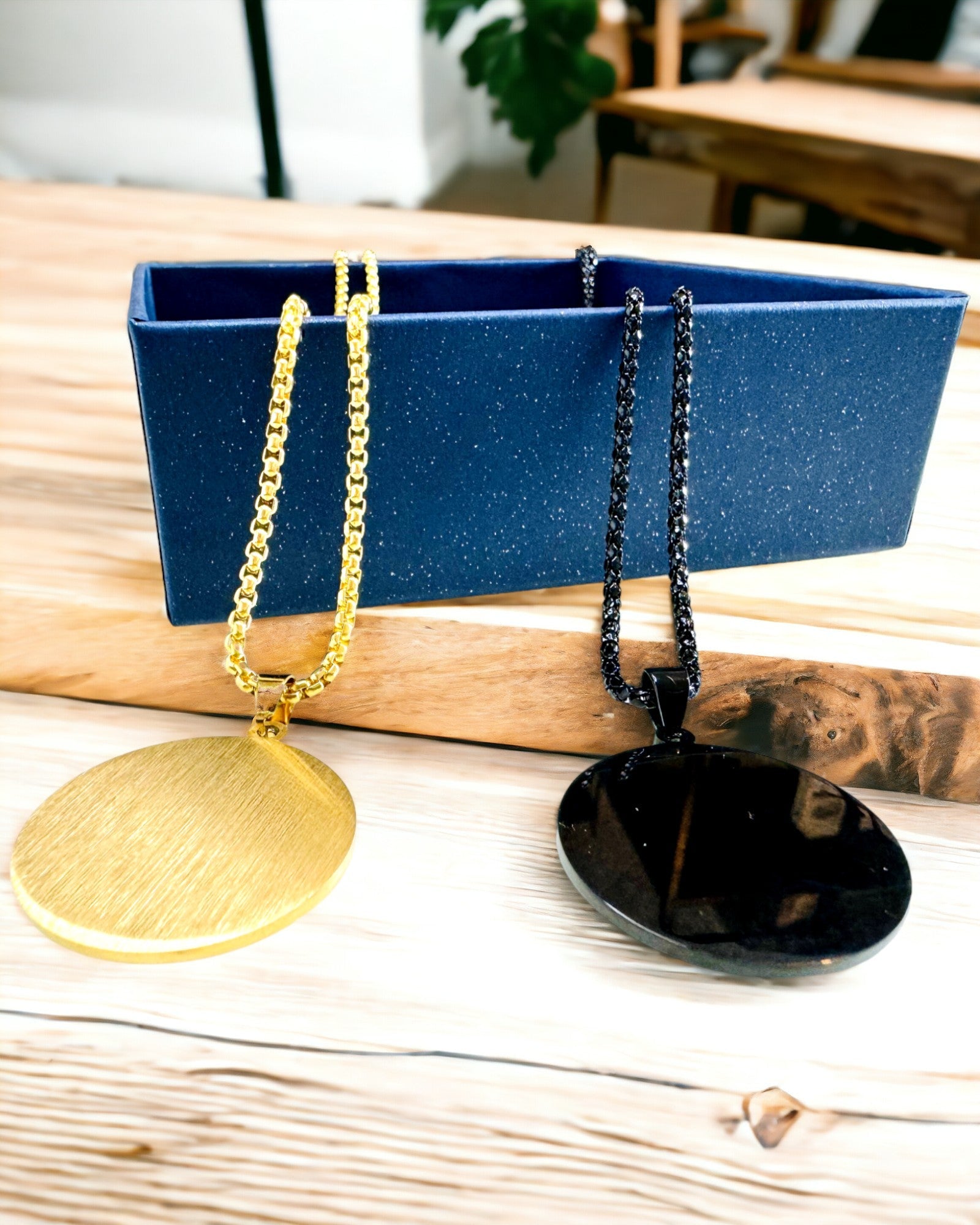 Prívesok "Urban Elegance" – Okrúhla Medaila z Nehrdzavejúcej Ocele v Dvoch Farbách s Možnosťou Personalizácie