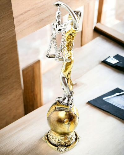 Soška Bohyne Spravodlivosti – Umelecká Dekorácia na Poličku, Remeslo z Živice, personalizácia gravírovaním