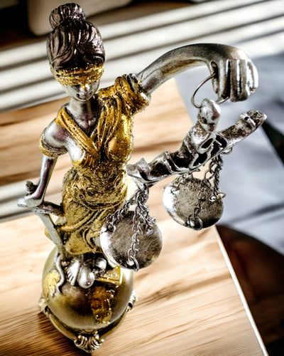 Soška Bohyne Spravodlivosti – Umelecká Dekorácia na Poličku, Remeslo z Živice, personalizácia gravírovaním