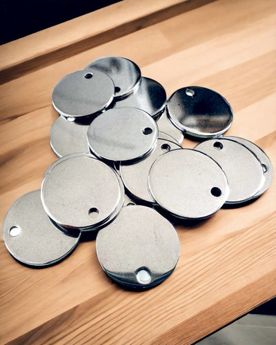 Okrúhly prívesok z nehrdzavejúcej ocele na darček s možnosťou personalizácie, gravírovania