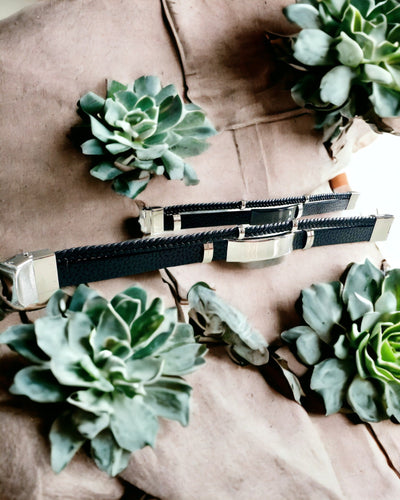 Pánsky náramok z PU kože a nehrdzavejúcej ocele s možnosťou gravírovania – Dostupný v dvoch farebných variantoch