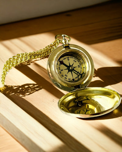 Złotego koloru Kompas Przygoda – Elegancki Nawigator Odkryć
