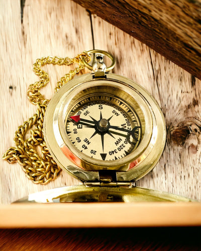 Złotego koloru Kompas Przygoda – Elegancki Nawigator Odkryć