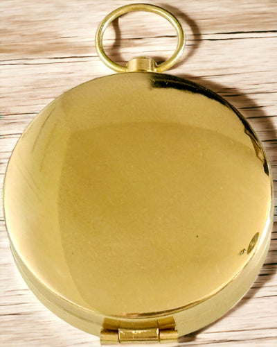 Vodotesný Mosadzný Kompas so Svietiacim Efektom - Nevyhnutnosť na Turistiku a Kemping, personalizácia gravírovaním