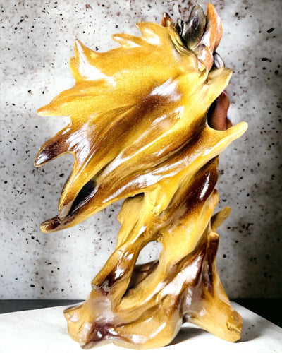 Abstraktná socha koňa z živice