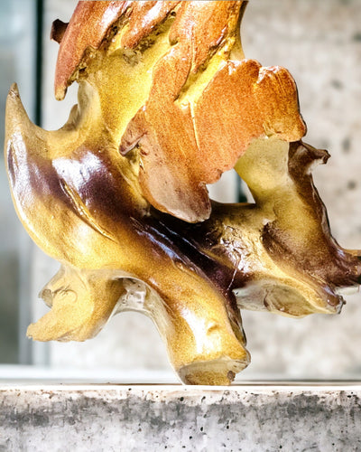 Abstraktná socha koňa z živice