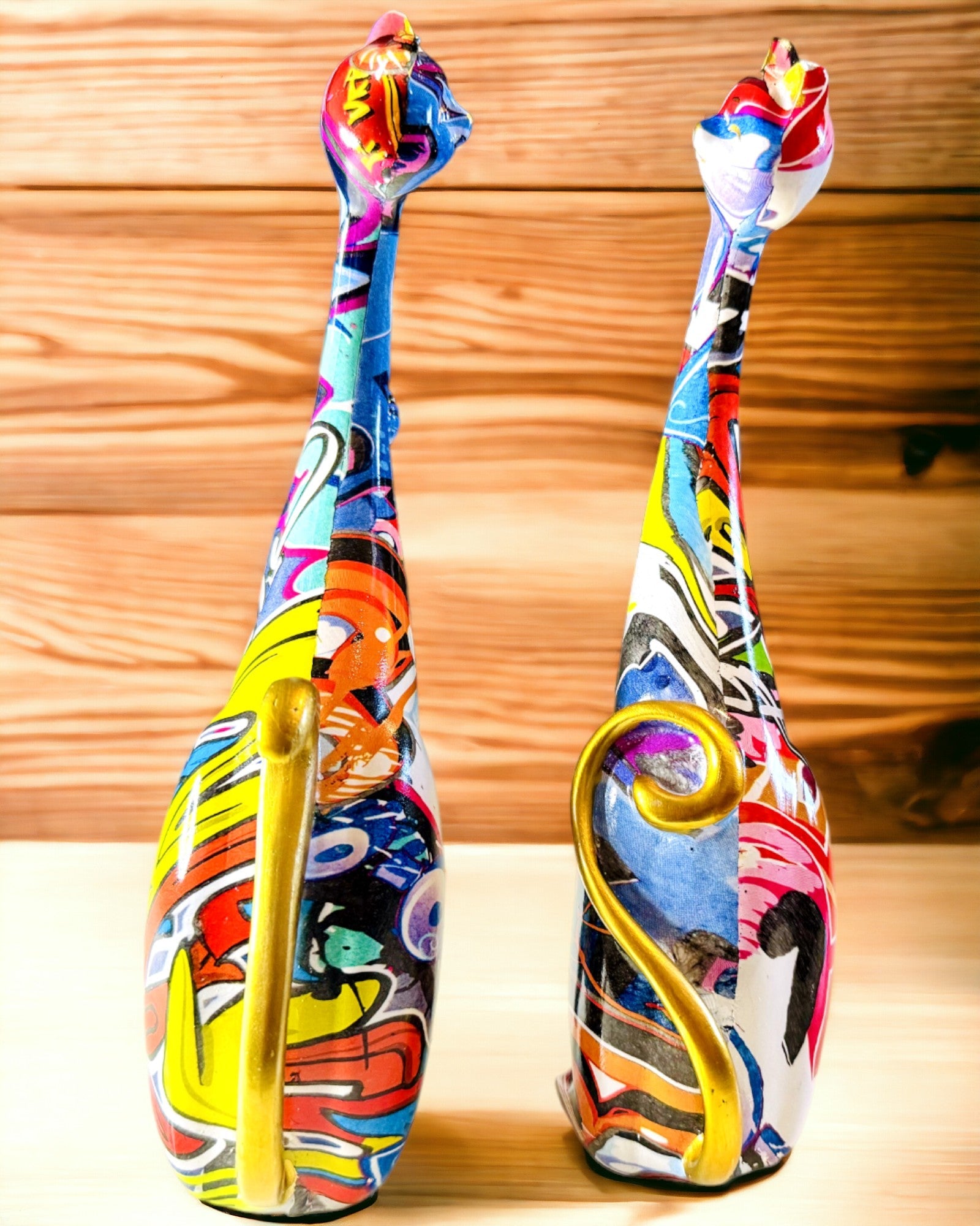 Figúrky Abstraktných Mačiek "ArtCats", Ručne Maľované, Živica – 25 cm, 2 ks.