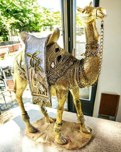 Statuetka Púštny Pútnik Dekoratívna Ťava zo Živice s Možnosťou Gravírovania