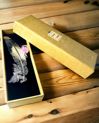 Kreatívna záložka do knihy v retro štýle s motívom pierka a motýľa – elegantný darček pre mamu, učiteľa, propagačný, farba strieborná/ružová