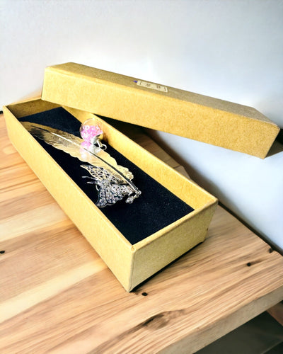 Kreatívna záložka do knihy v retro štýle s motívom pierka a motýľa – elegantný darček pre mamu, učiteľa, propagačný, farba strieborná/ružová