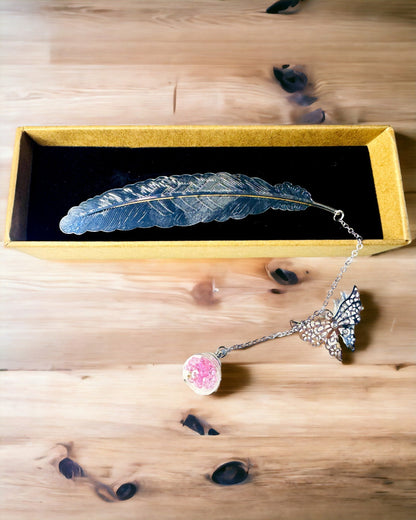 Kreatívna záložka do knihy v retro štýle s motívom pierka a motýľa – elegantný darček pre mamu, učiteľa, propagačný, farba strieborná/ružová